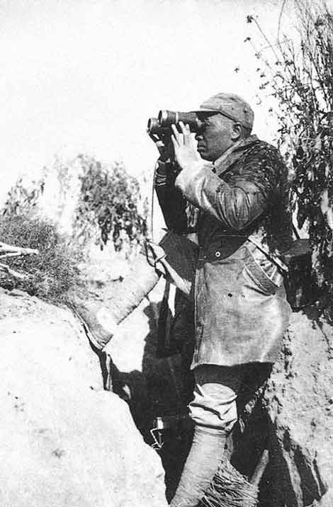 Xu Xiaobing  徐肖冰 -  Peng Dehuai  彭德怀 -  watch for the enemy  -  1940